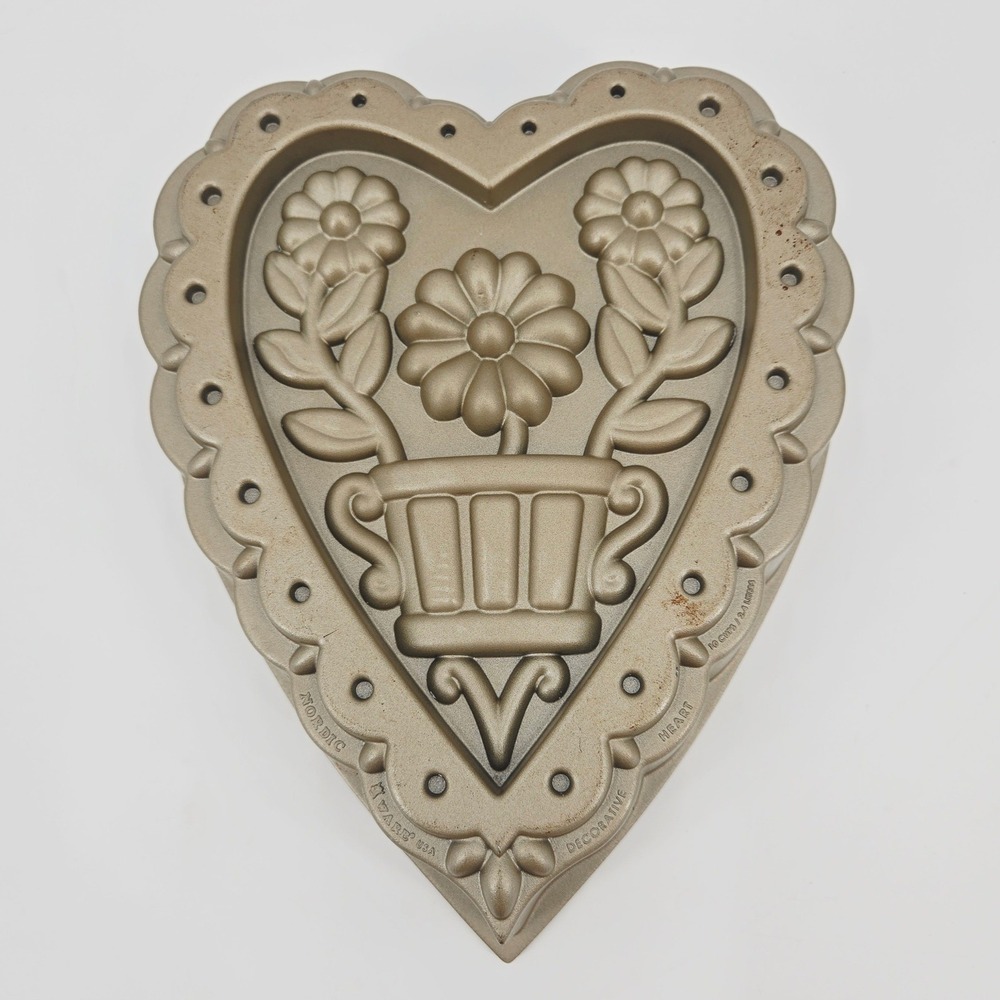 Nordic Ware Decorative Heart Flowers Bundt Pan 10 Cup Cast Aluminum USA